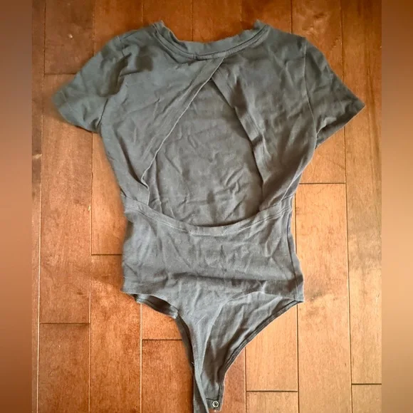 AE women’s bodysuit with cut out back - Picture 3 of 3